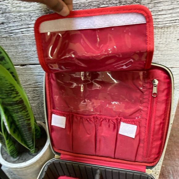 🏷 Lokass | Large Portable Cosmetics/Makeup Case - Black/Red - Picture 6 of 7